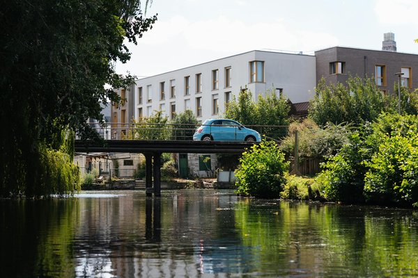 How can you enjoy the UK's vibrant art scene on a budget?